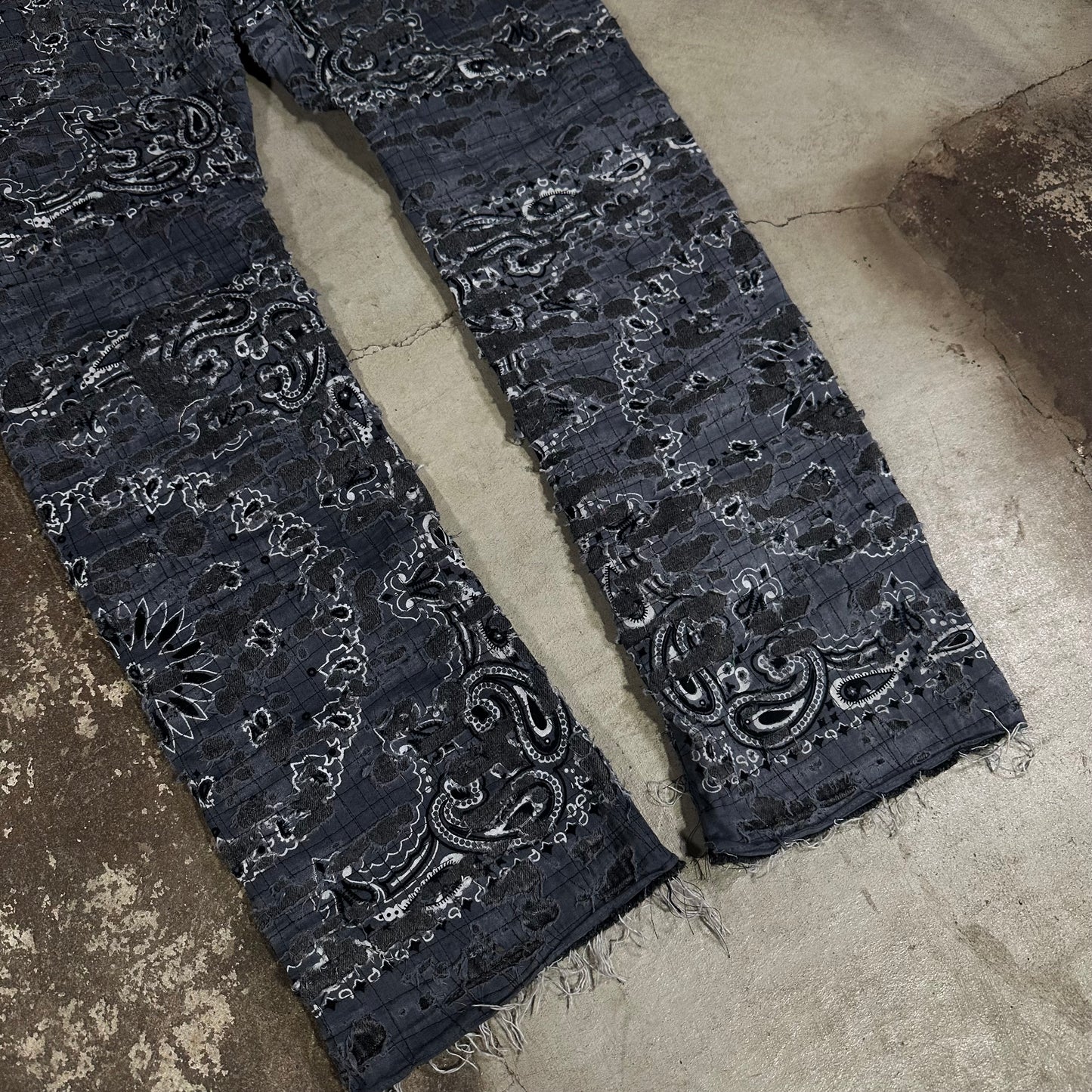GREY BANDANNA DISTRESSED JEANS