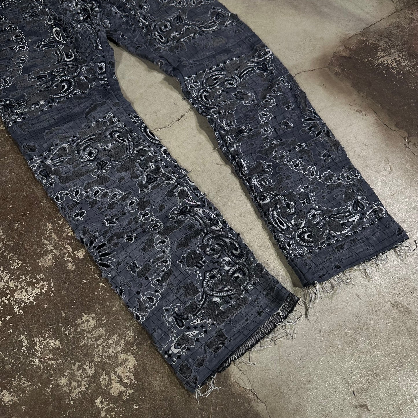 GREY BANDANNA DISTRESSED JEANS