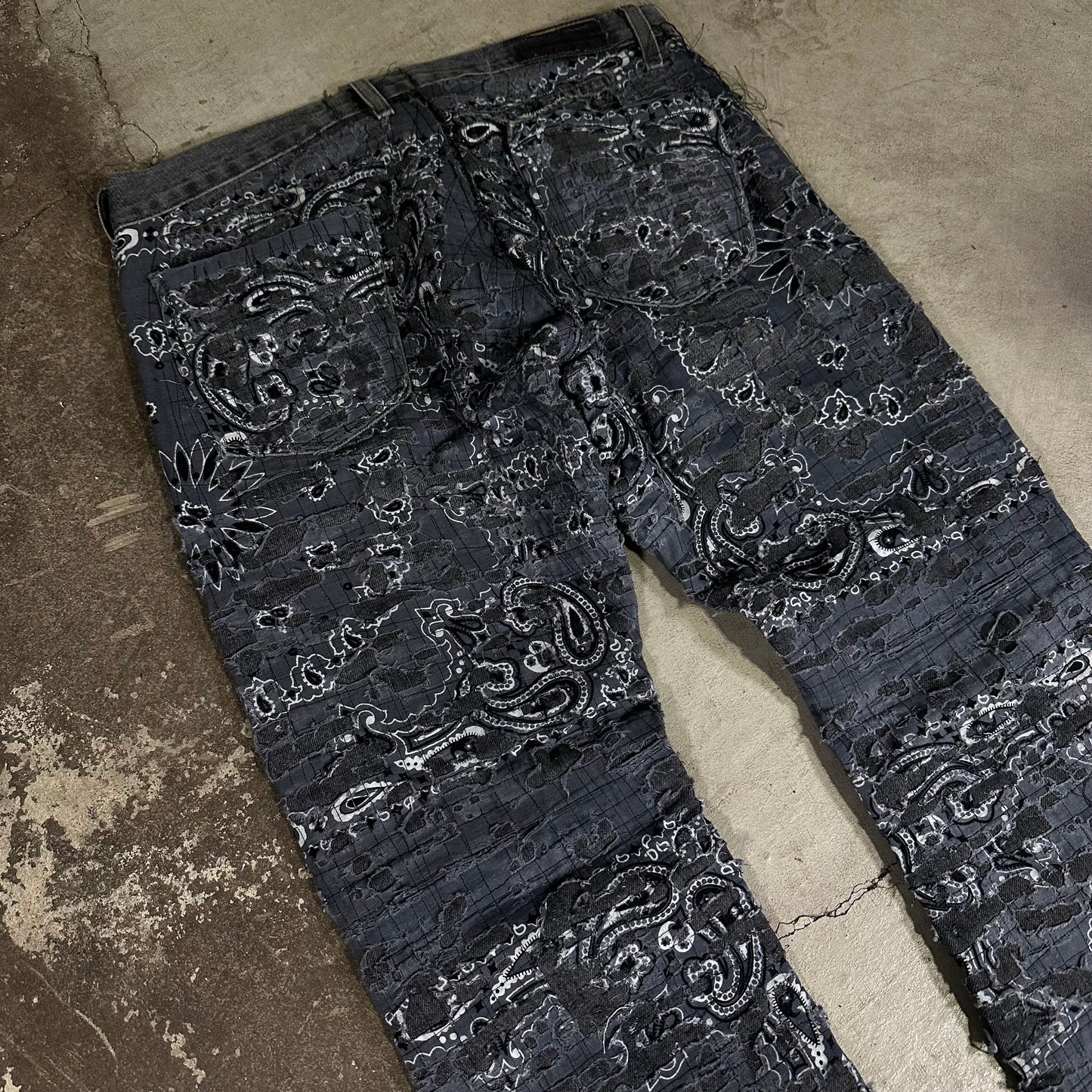 GREY BANDANNA DISTRESSED JEANS