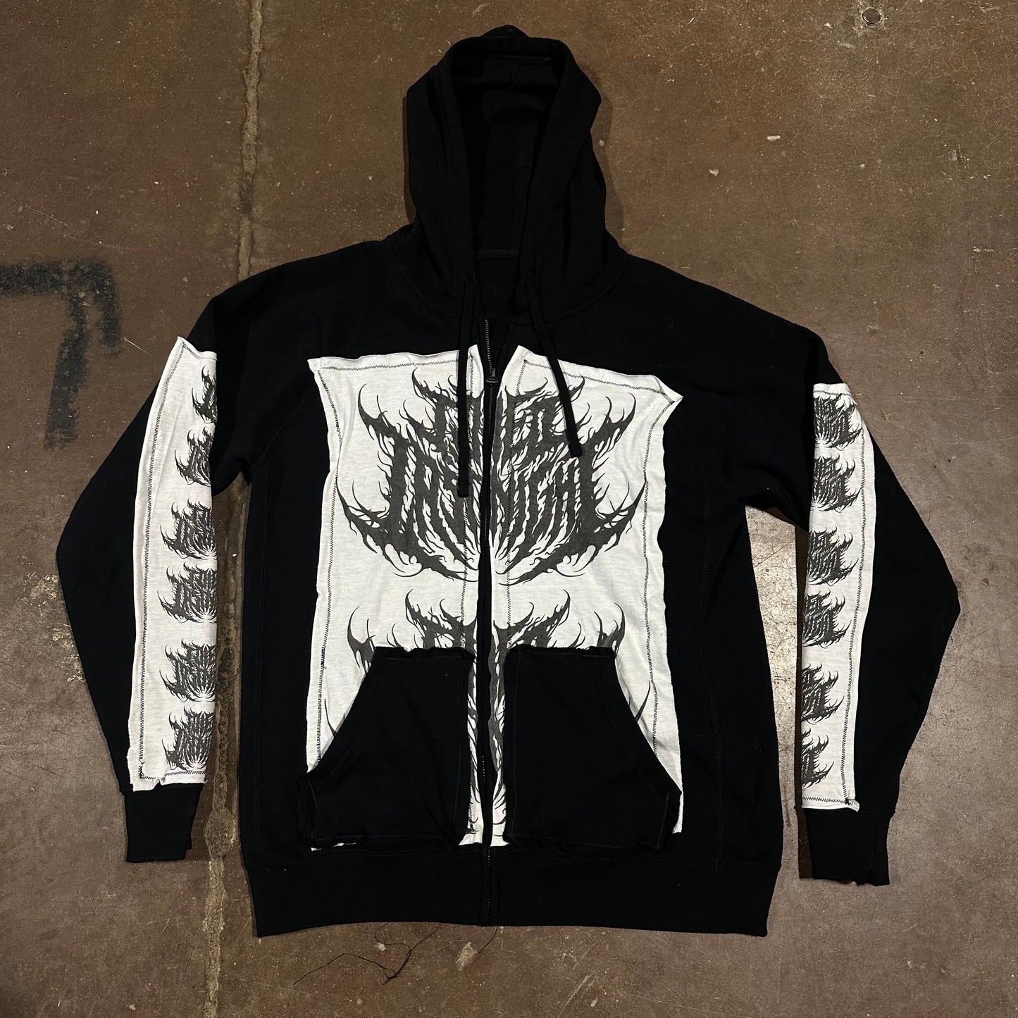 METAL LOGO PATCH HOODIE