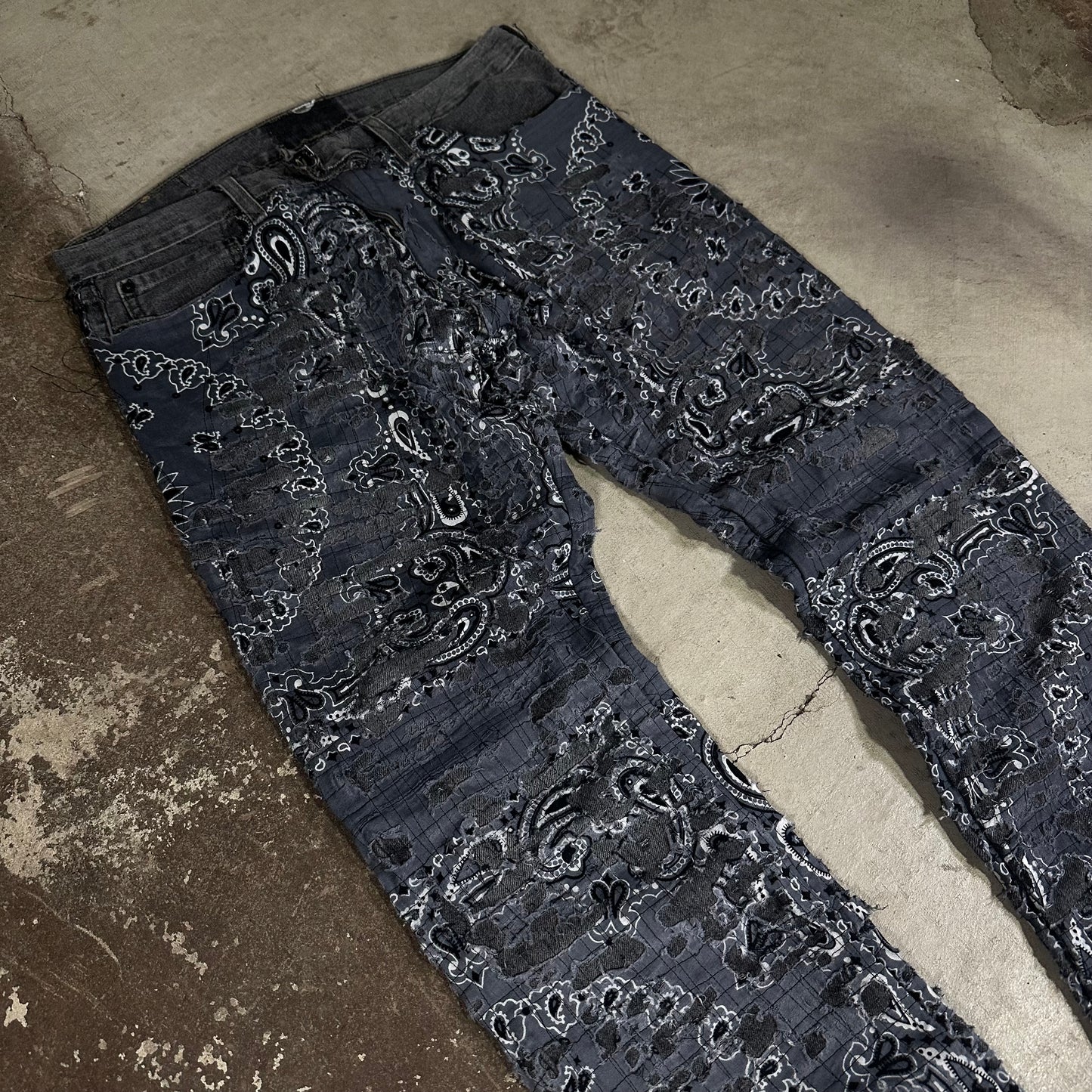 GREY BANDANNA DISTRESSED JEANS