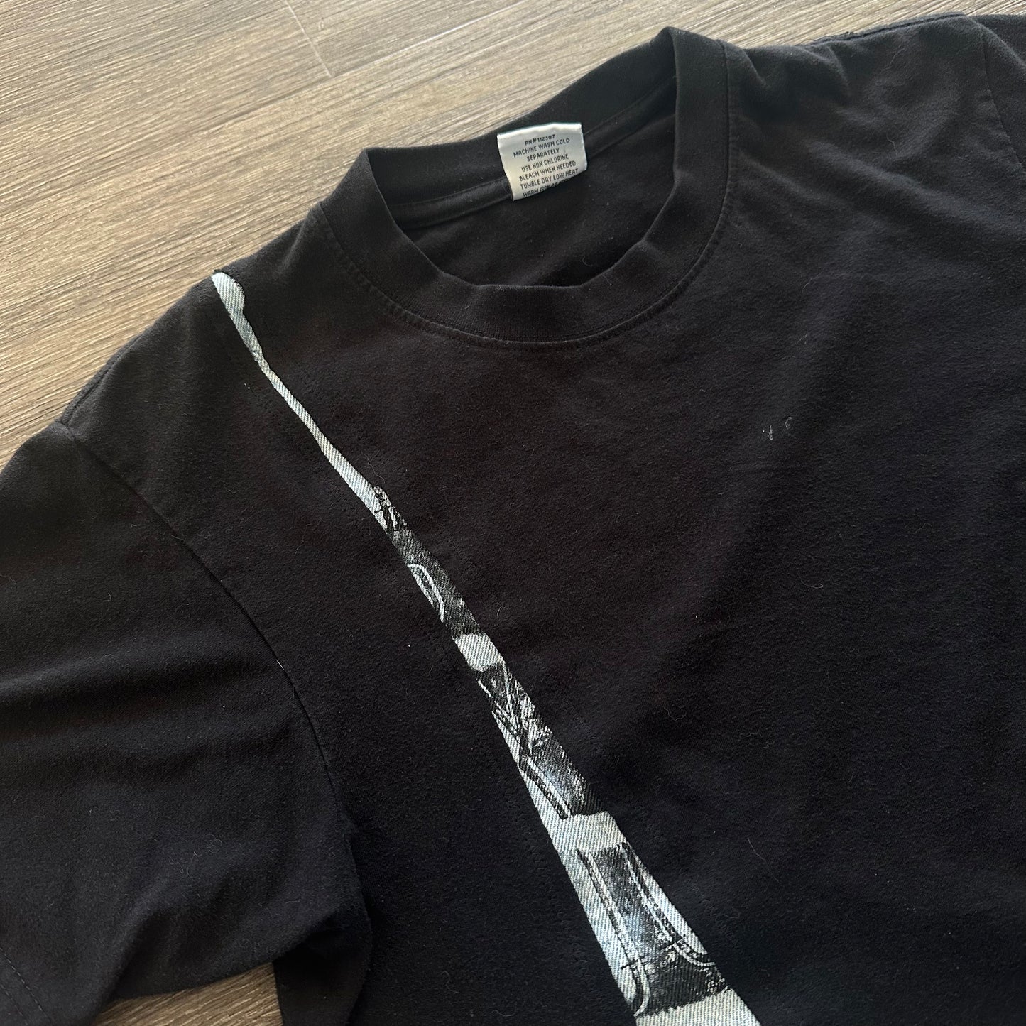CRACKED DENIM CROSS BLACK TEE