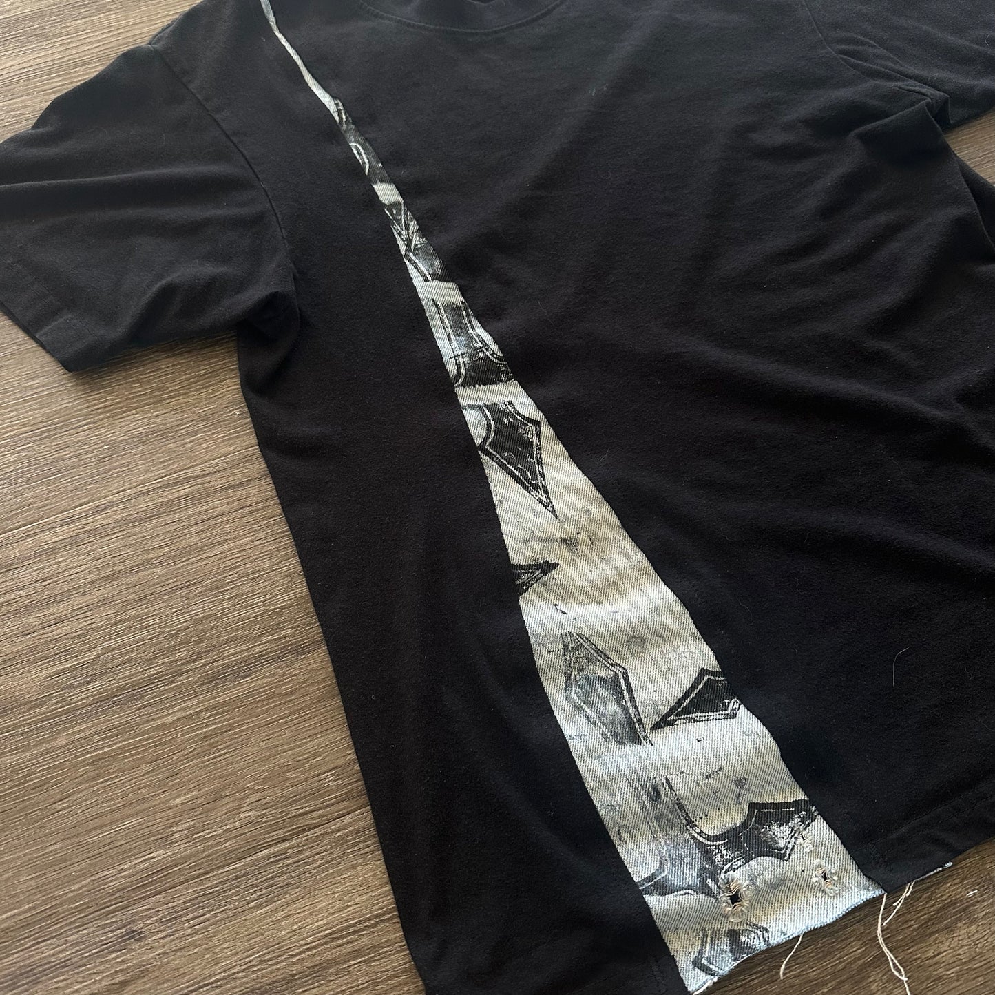 CRACKED DENIM CROSS BLACK TEE
