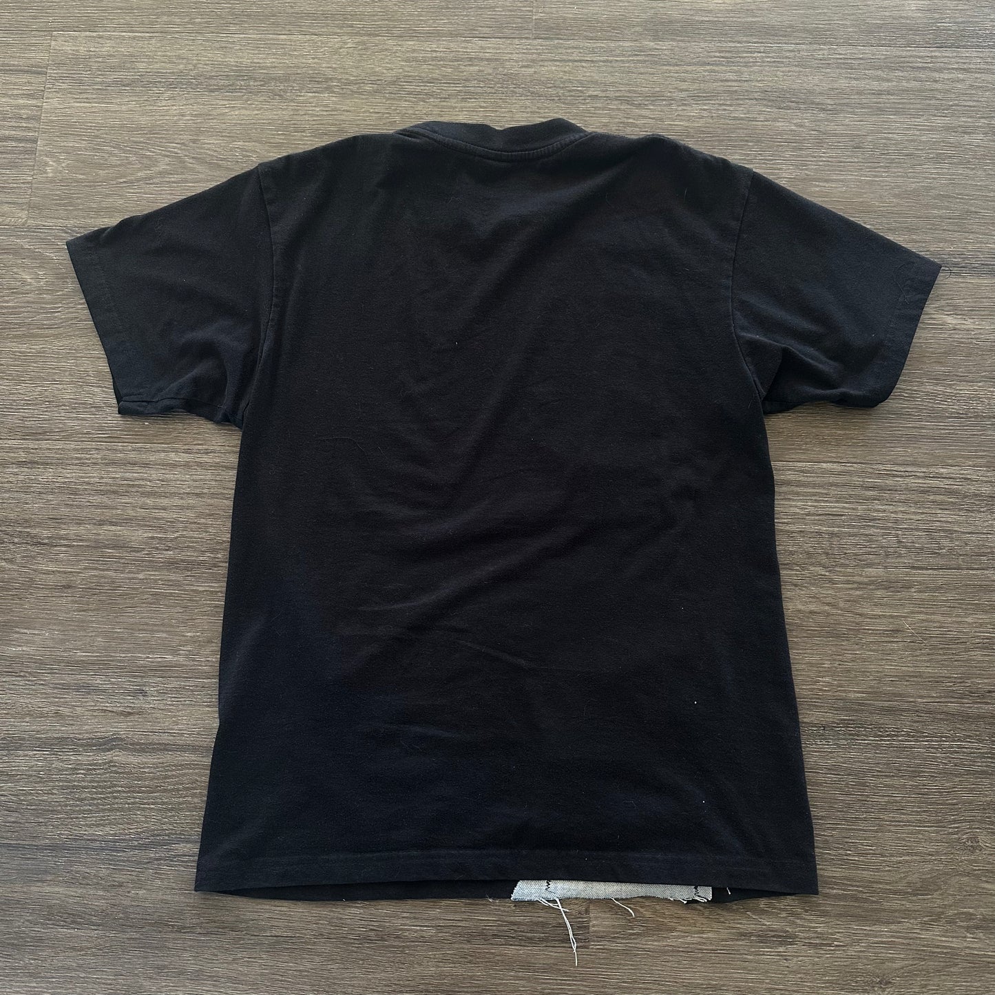 CRACKED DENIM CROSS BLACK TEE