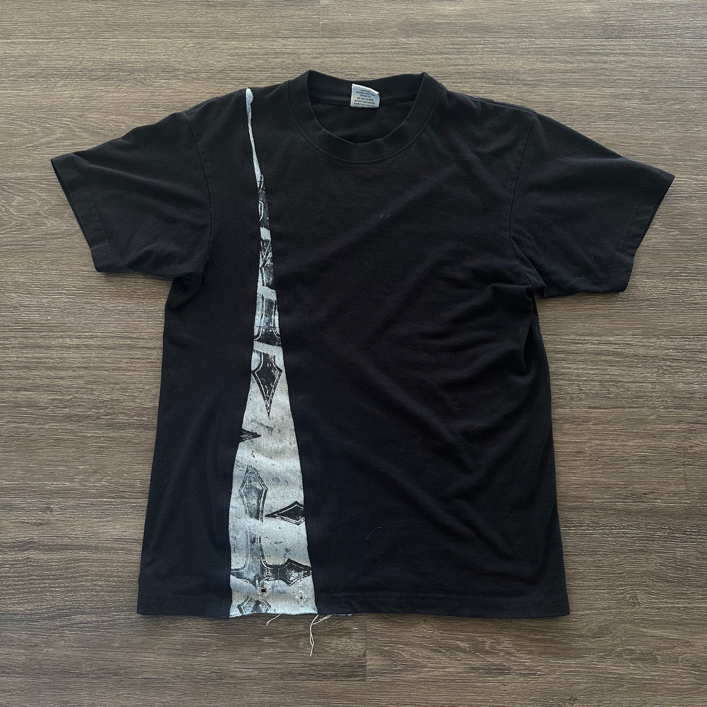 CRACKED DENIM CROSS BLACK TEE