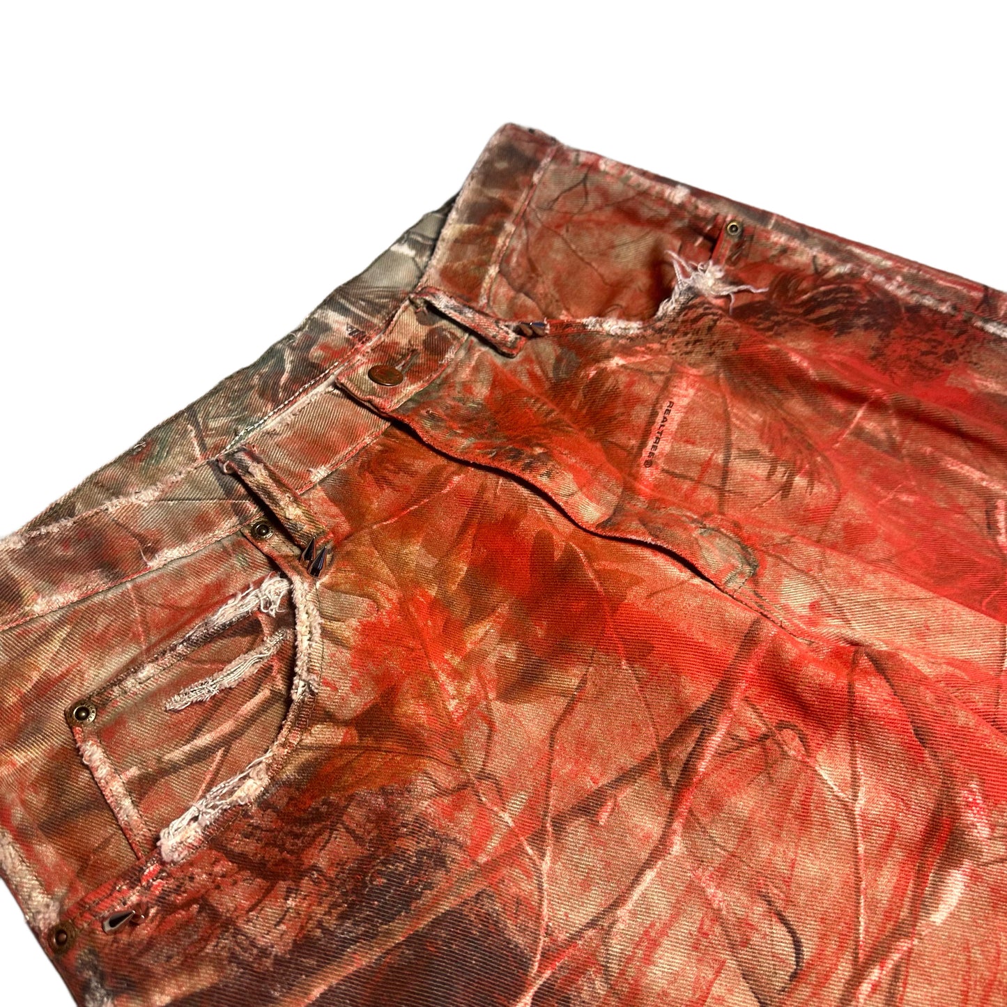 RED REALTREE DISTRESSED PANTS